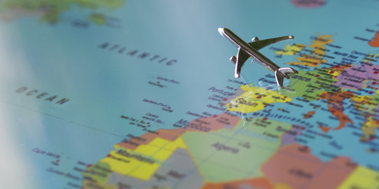 Flugzeug hebt ab Spielzeugflugzeug hebt über eine Weltkarte ab.