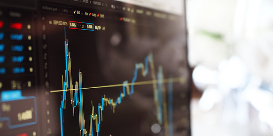 Blauer und gelber Grapf der Aktienkurse