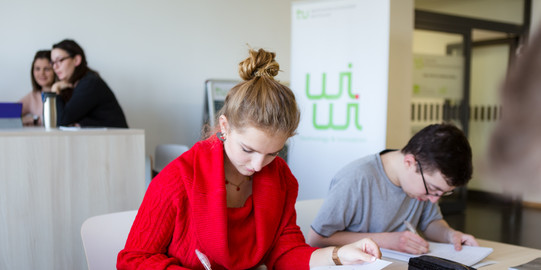 Stundentin schreibt etwas auf