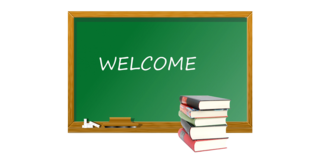 Grafik "Back to School" Grüne Schiefertafel mit Schritzug "Welcome" und Bücherstapel davor