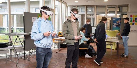Zwei Personen mit VR Headset im Audimax Foyer.
