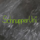 Grafik SchnupperUni Mit grüner Kreide auf nicht ganz sauber gewischter Tafel geschriebener Text "SchnupperUni" , daneben eine gemalte Lupe und ein halb gefülltes Reagenzglas