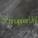 Grafik SchnupperUni Mit grüner Kreide auf nicht ganz sauber gewischter Tafel geschriebener Text "SchnupperUni" , daneben eine gemalte Lupe und ein halb gefülltes Reagenzglas