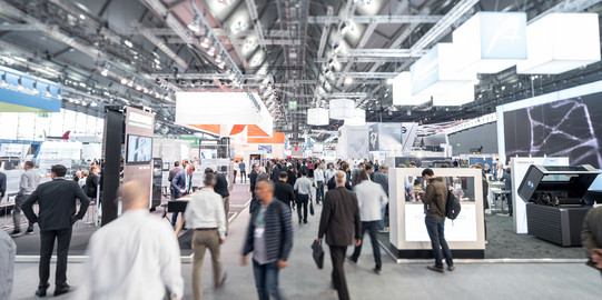 Menschenmasse auf einer Messe