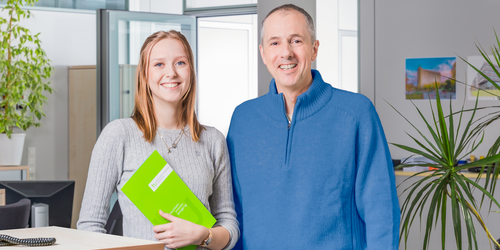 Foto Zwei Personen zur öffentlichen Stellenausschrebung Foto Zwei Personen zur öffentlichen Stellenausschrebung