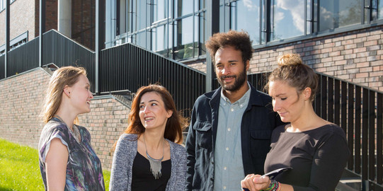 Physikgebäude Vier Studierende stehen vor dem neu errichteten Physikgebäude.