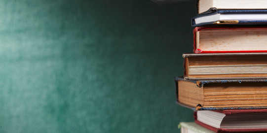 Bücherstapel Ein Stapel gebundener Bücher.