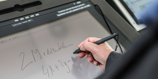 Hörsaalpult Das Hörsaalpult zur Bedienung der Hörsaaltechnik.