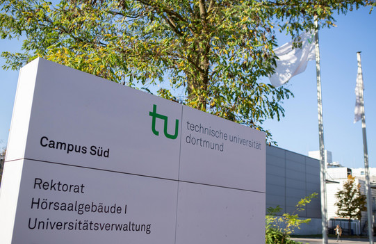 Infosäule am Campus Eine Infosäule mit Übersicht der Gebäude am Campus Süd.