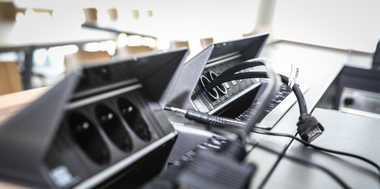 Hörsaalpult Stecker Verschiedene Stecker und Steckerleisten auf einem Pult im Hörsaal.