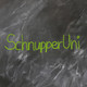 Mit grüner Kreide auf nicht ganz sauber gewischter Tafel geschriebener Text "SchnupperUni" , daneben eine gemalte Lupe und ein halb gefülltes Reagenzglas